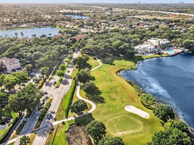 9340 Lagoon Place 303, Davie, FL 33324