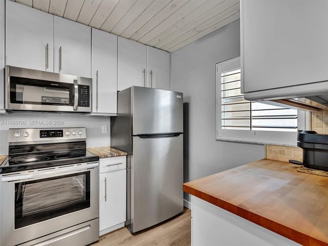 9340 Lagoon Place 303, Davie, FL 33324