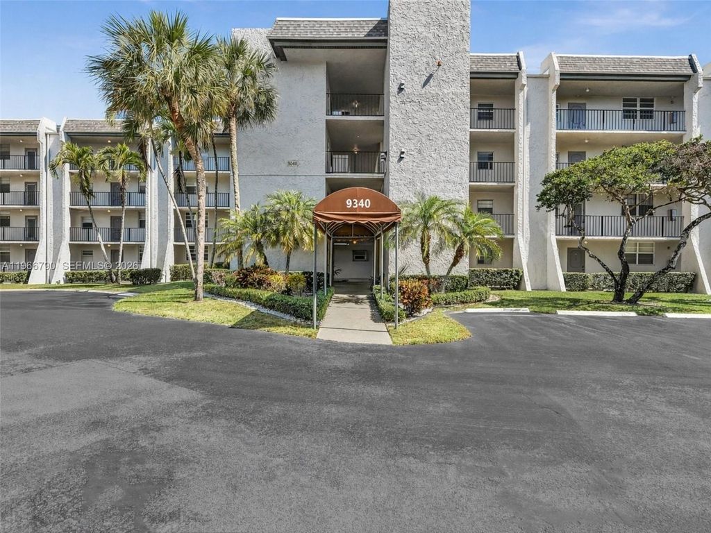 9340 Lagoon Place 303, Davie, FL 33324