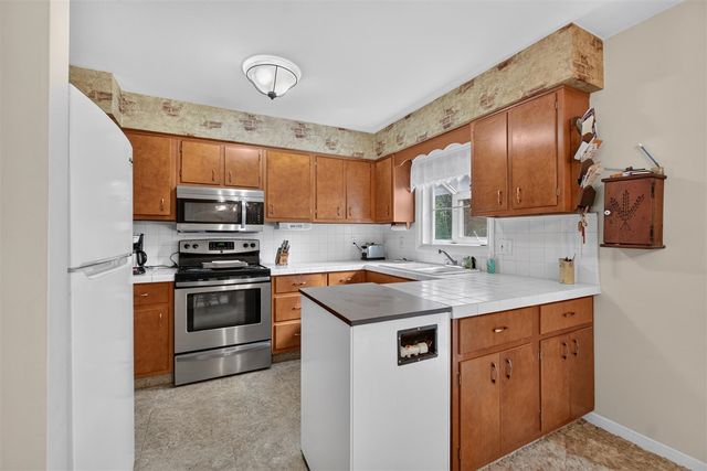 611 Charleston Road, Lansing, MI 48917