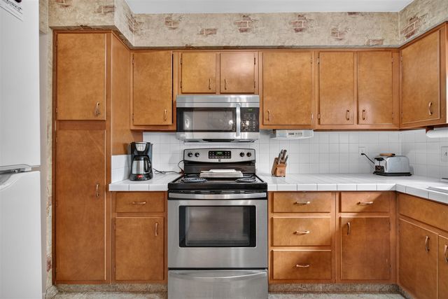 611 Charleston Road, Lansing, MI 48917