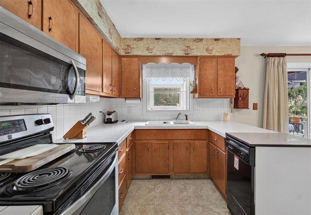 611 Charleston Road, Lansing, MI 48917