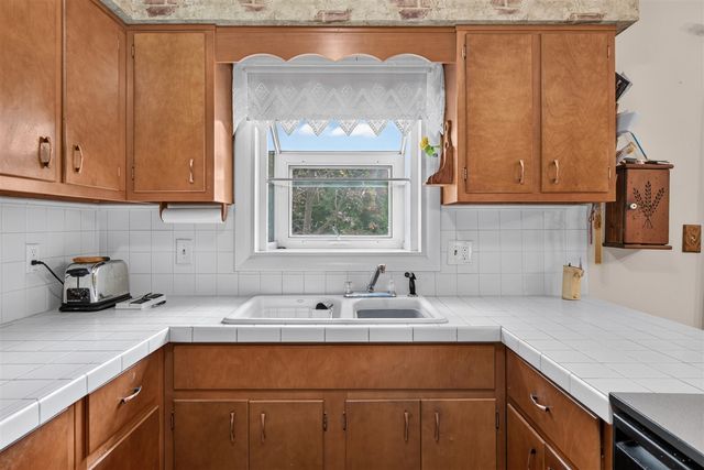 611 Charleston Road, Lansing, MI 48917