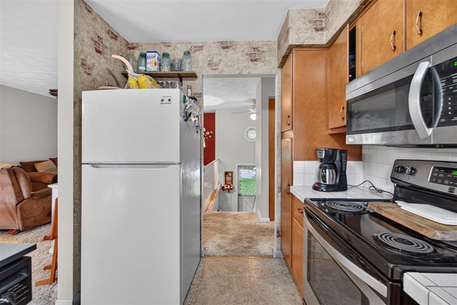 611 Charleston Road, Lansing, MI 48917