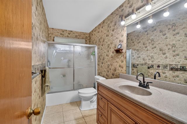 611 Charleston Road, Lansing, MI 48917