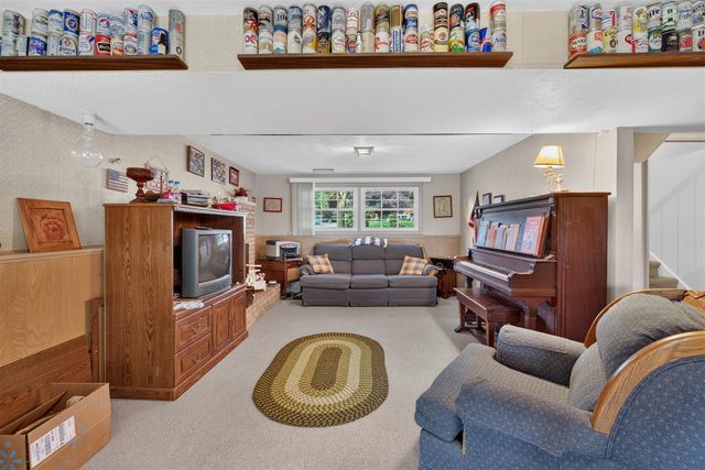 611 Charleston Road, Lansing, MI 48917