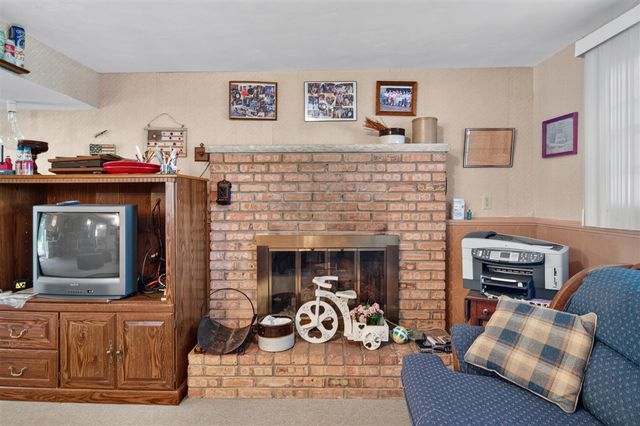 611 Charleston Road, Lansing, MI 48917