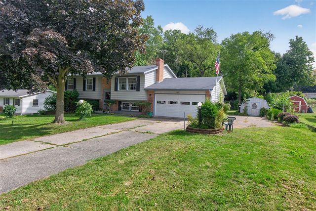 611 Charleston Road, Lansing, MI 48917