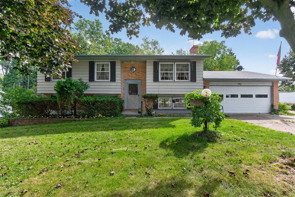 611 Charleston Road, Lansing, MI 48917