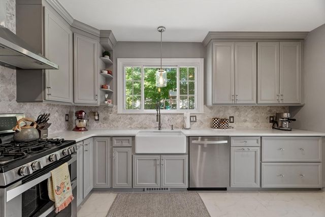 15 Bennett St, Hudson, MA 01749