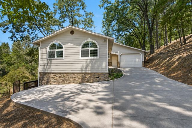 16924 Oscar Dr, Grass Valley, CA 95949