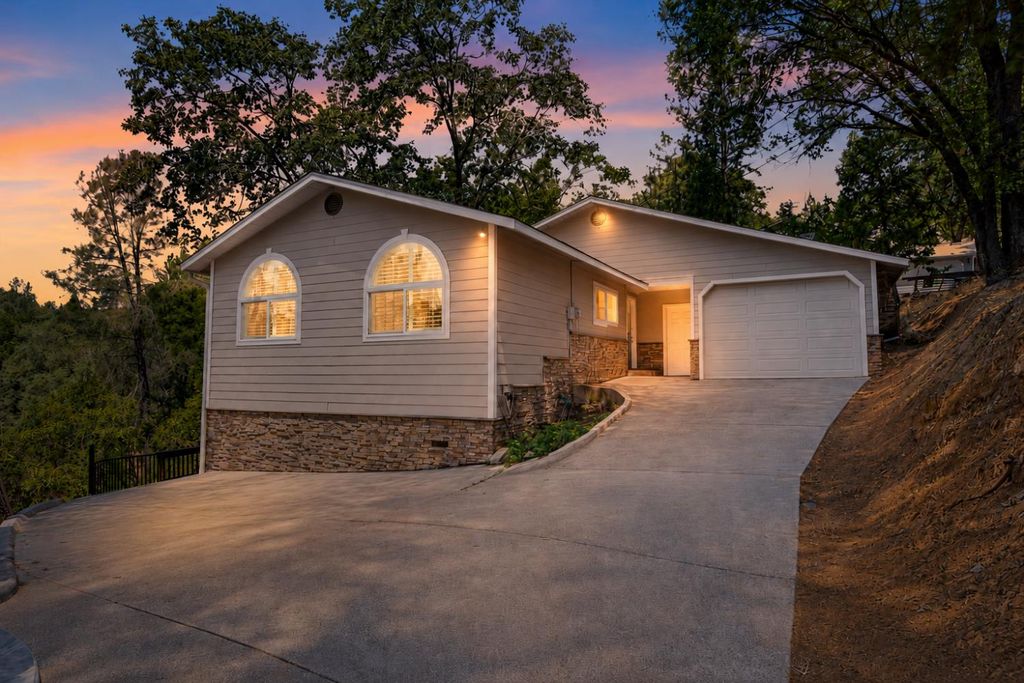 16924 Oscar Dr, Grass Valley, CA 95949