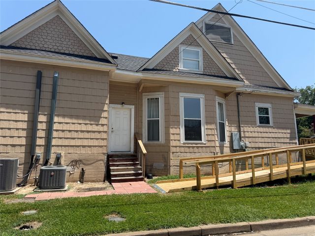 610 W 6th Street, Bonham, TX 75418