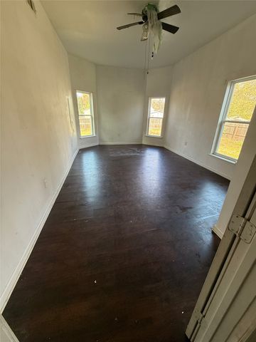 610 W 6th Street, Bonham, TX 75418
