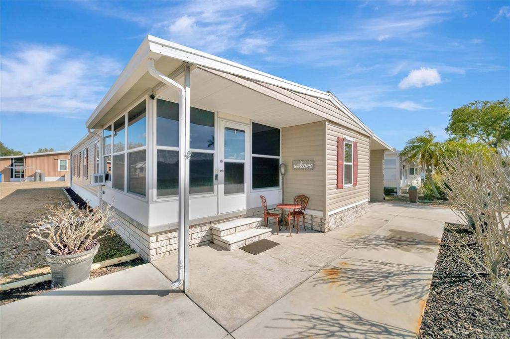 Image 13 of property listing at 117 S SAINT THOMAS CIRCLE, Apollo Beach, FL 33572