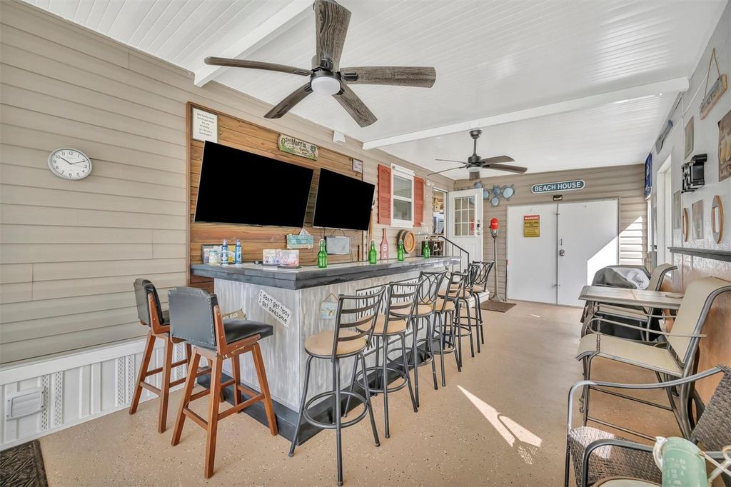 Image 16 of property listing at 117 S SAINT THOMAS CIRCLE, Apollo Beach, FL 33572