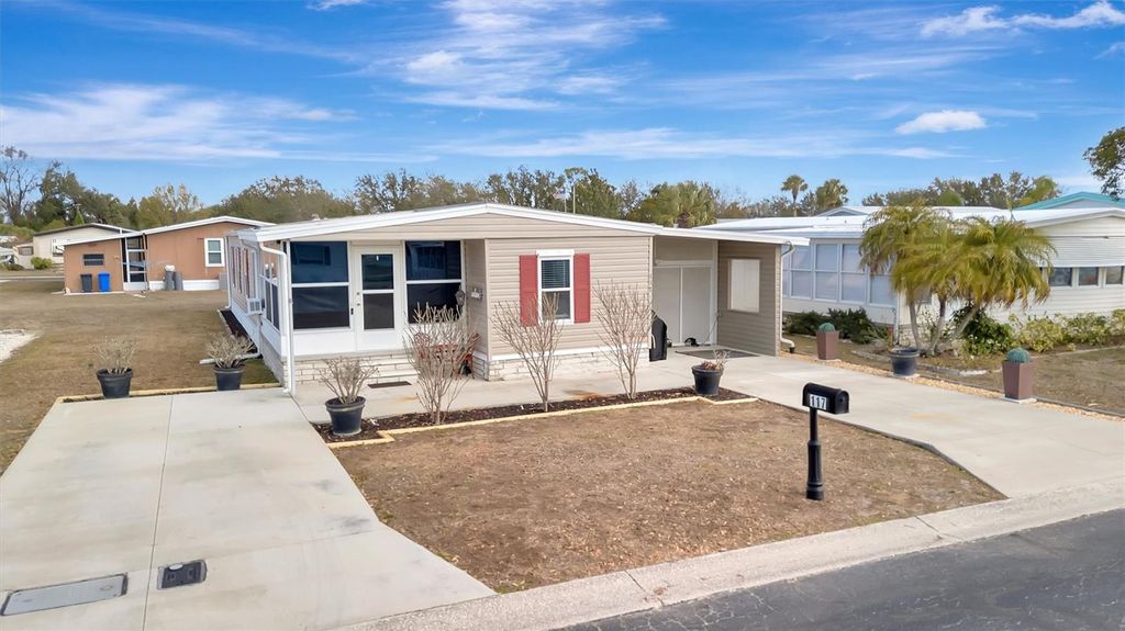 Image 3 of property listing at 117 S SAINT THOMAS CIRCLE, Apollo Beach, FL 33572