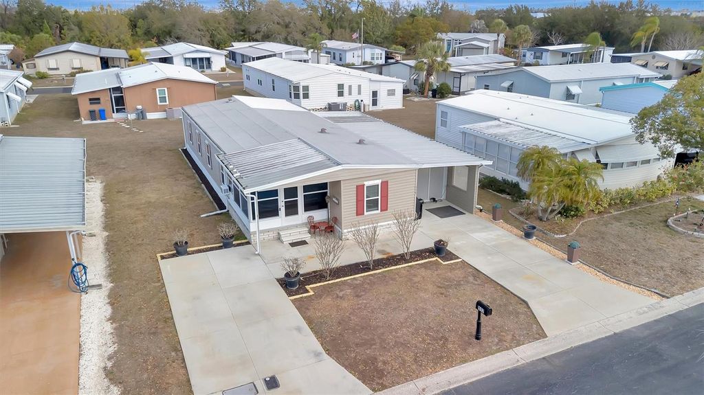 Image 4 of property listing at 117 S SAINT THOMAS CIRCLE, Apollo Beach, FL 33572