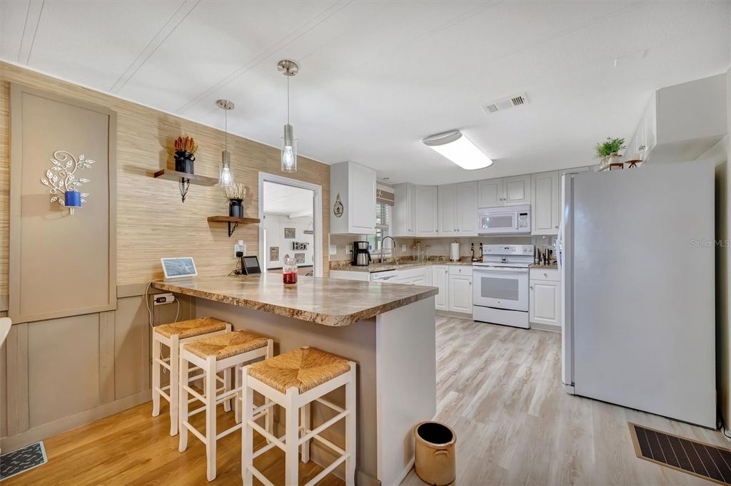 Image 35 of property listing at 117 S SAINT THOMAS CIRCLE, Apollo Beach, FL 33572