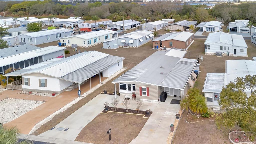 Image 5 of property listing at 117 S SAINT THOMAS CIRCLE, Apollo Beach, FL 33572