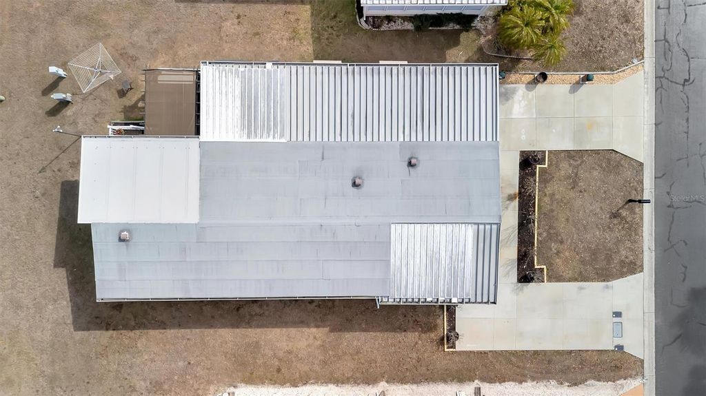 Image 6 of property listing at 117 S SAINT THOMAS CIRCLE, Apollo Beach, FL 33572