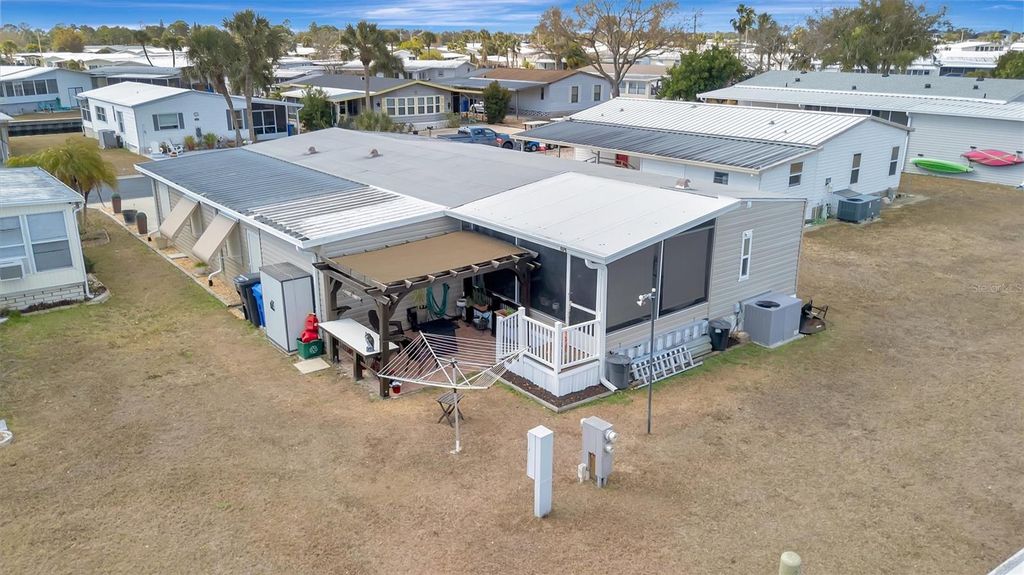 Image 7 of property listing at 117 S SAINT THOMAS CIRCLE, Apollo Beach, FL 33572