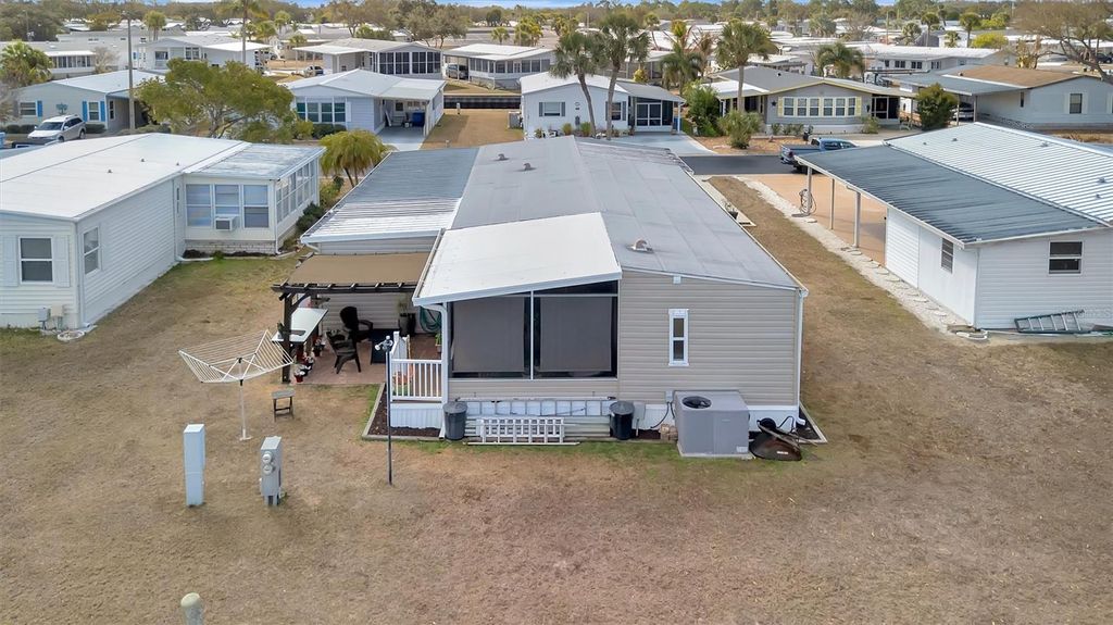 Image 8 of property listing at 117 S SAINT THOMAS CIRCLE, Apollo Beach, FL 33572