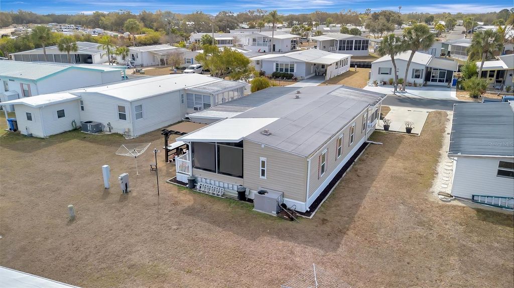 Image 9 of property listing at 117 S SAINT THOMAS CIRCLE, Apollo Beach, FL 33572