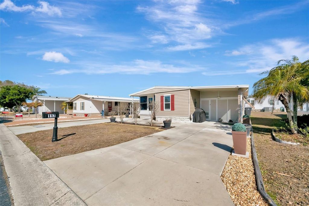 Image 10 of property listing at 117 S SAINT THOMAS CIRCLE, Apollo Beach, FL 33572