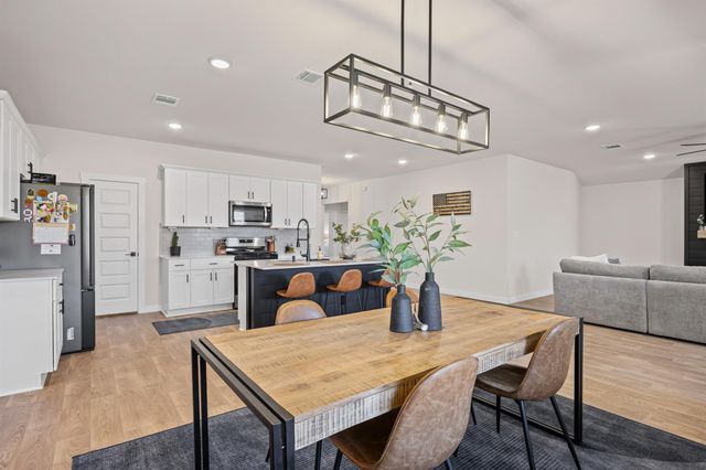 600 Davis Mountain DR, Lockhart, TX 78644