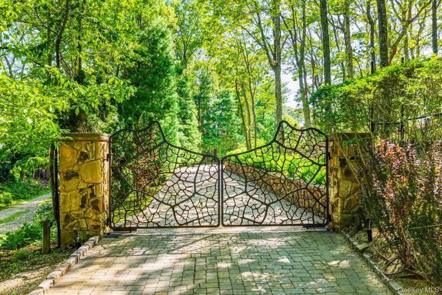 1350 W Cove Road, Cutchogue, NY 11935