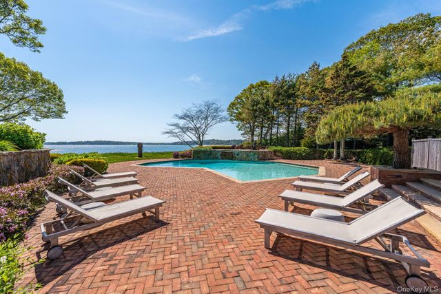 1350 W Cove Road, Cutchogue, NY 11935