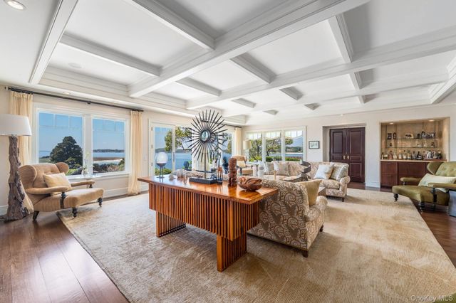 1350 W Cove Road, Cutchogue, NY 11935