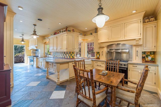 1350 W Cove Road, Cutchogue, NY 11935