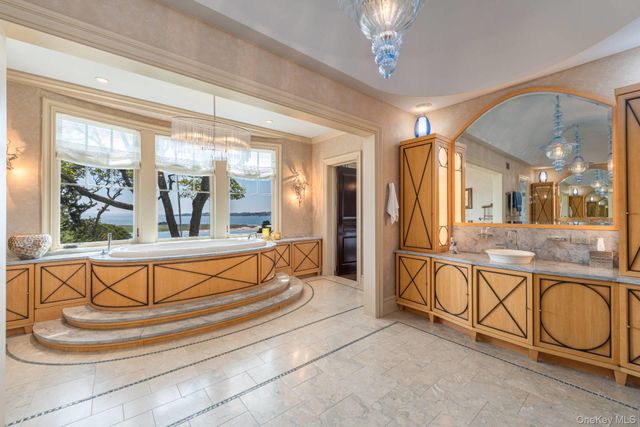 1350 W Cove Road, Cutchogue, NY 11935