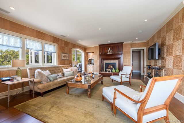 1350 W Cove Road, Cutchogue, NY 11935