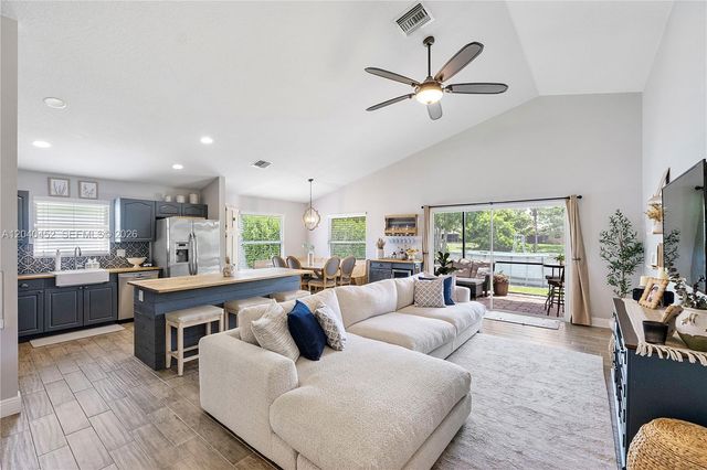 124 Preserve Dr, Royal Palm Beach, FL 33411