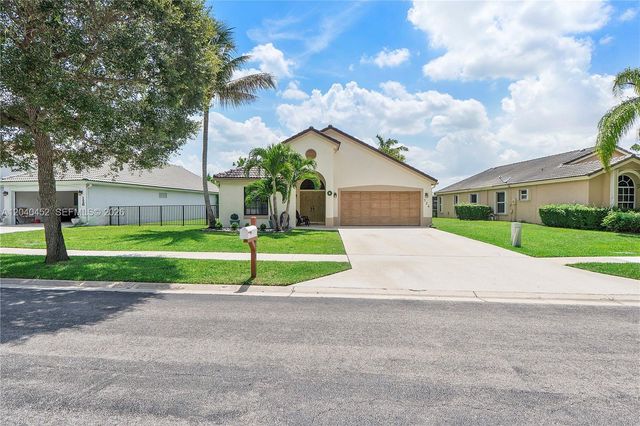 124 Preserve Dr, Royal Palm Beach, FL 33411