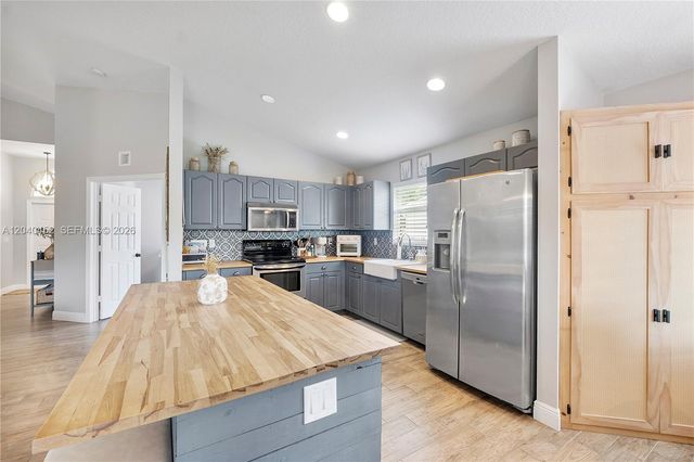 124 Preserve Dr, Royal Palm Beach, FL 33411