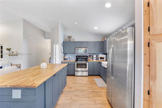 124 Preserve Dr, Royal Palm Beach, FL 33411