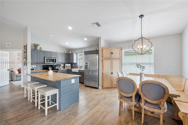 124 Preserve Dr, Royal Palm Beach, FL 33411