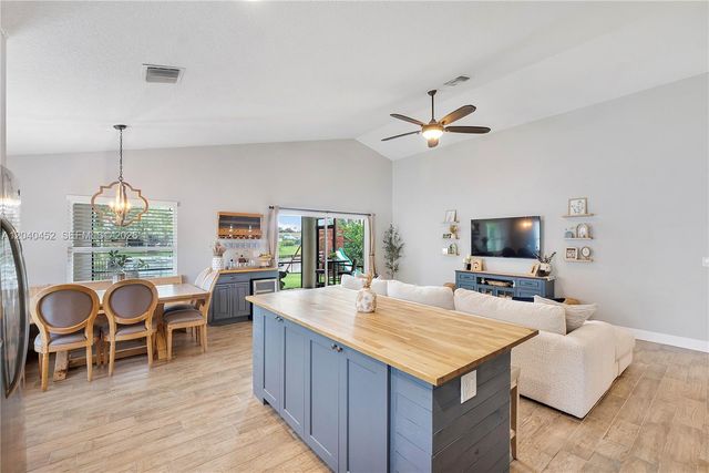 124 Preserve Dr, Royal Palm Beach, FL 33411