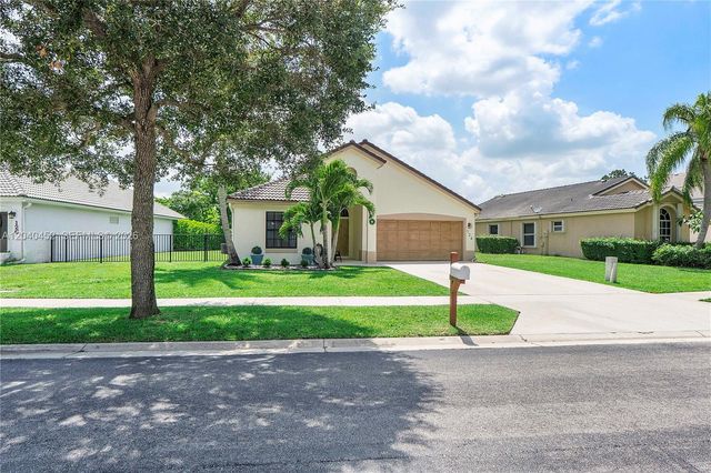 124 Preserve Dr, Royal Palm Beach, FL 33411