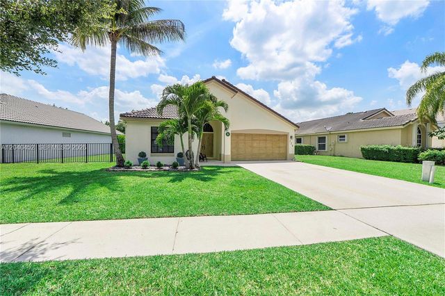 124 Preserve Dr, Royal Palm Beach, FL 33411