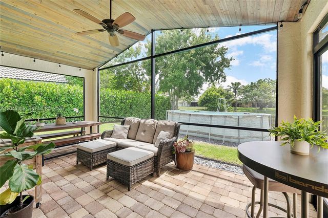 124 Preserve Dr, Royal Palm Beach, FL 33411