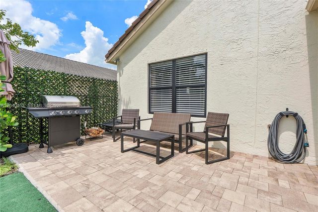 124 Preserve Dr, Royal Palm Beach, FL 33411