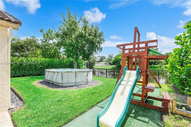 124 Preserve Dr, Royal Palm Beach, FL 33411