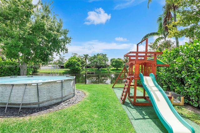 124 Preserve Dr, Royal Palm Beach, FL 33411