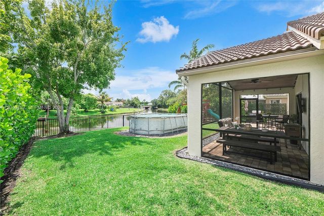 124 Preserve Dr, Royal Palm Beach, FL 33411
