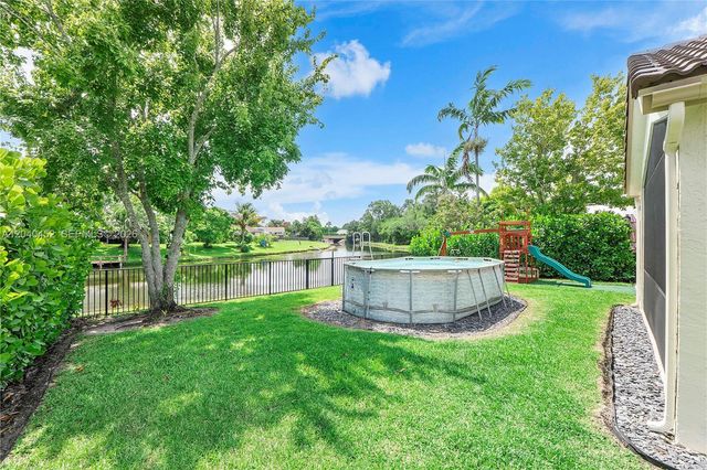 124 Preserve Dr, Royal Palm Beach, FL 33411
